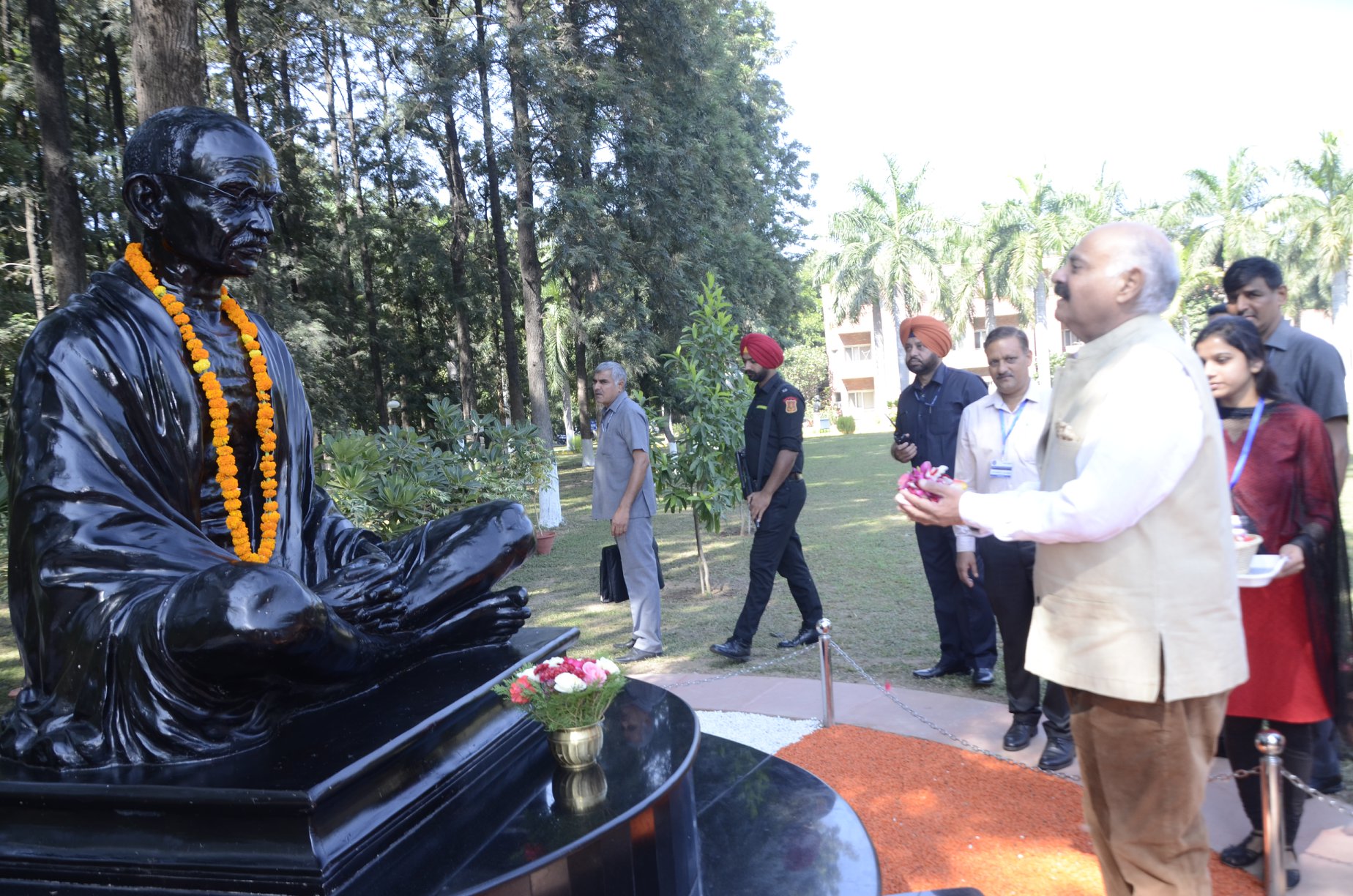 पंजाब के माननीय राज्यपाल एवं चंडीगढ़ (यू.टी.) के प्रशासक श्री वी. पी. बदनौर का सीएसआईआर-आईएमटेक में दौरा
