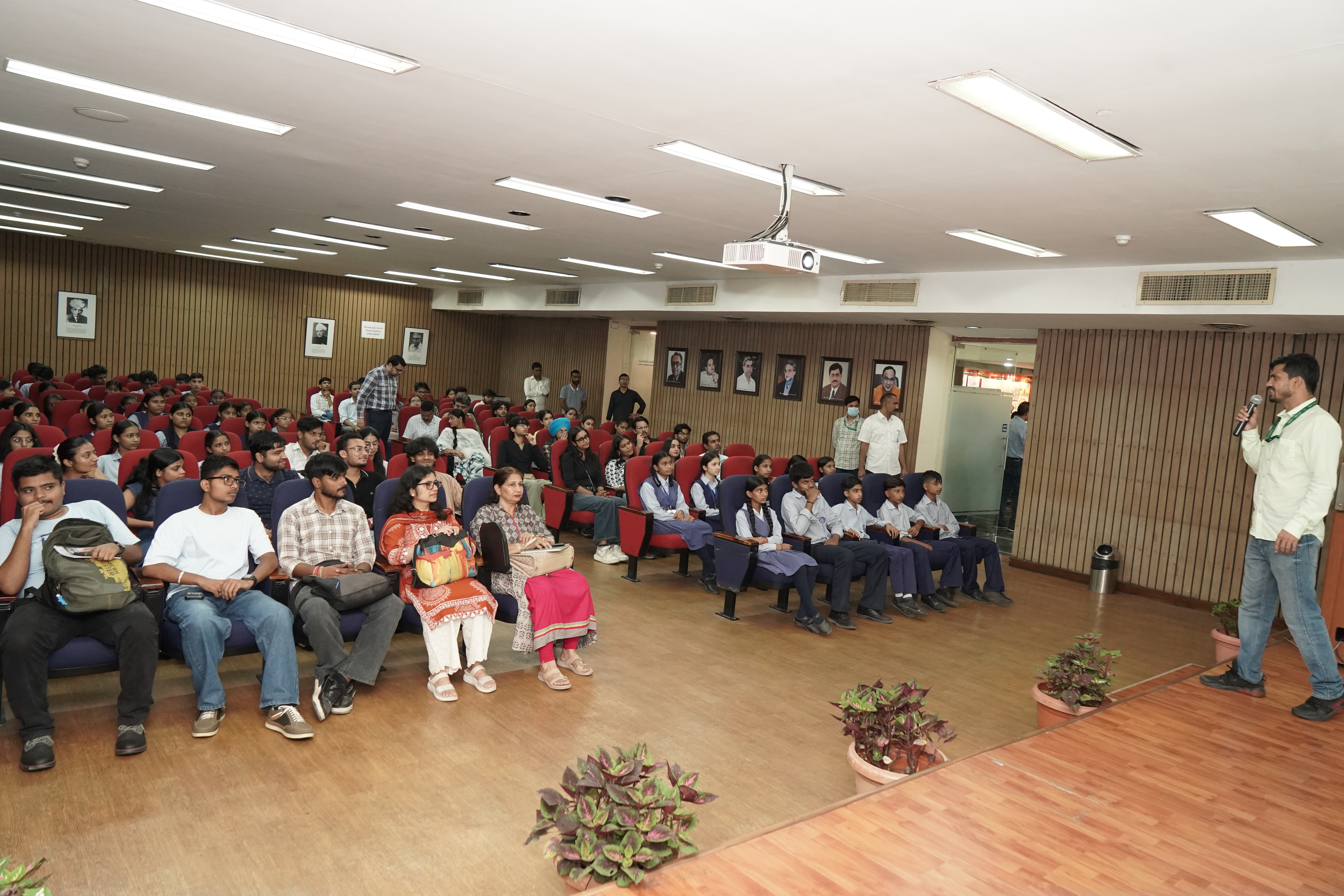 CSIR-IMTECH ने 'ओपन डे आउटरीच' मनाया और मैस्कॉट 'CIRA' को पेश किया